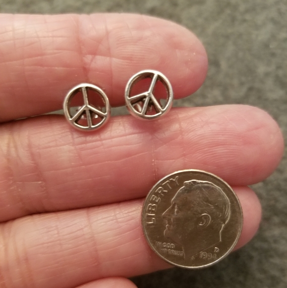 925 Sterling PEACE SIGN Stud Earrings>Great size, Non Tarnish, Peace Earrings - Picture 2 of 3